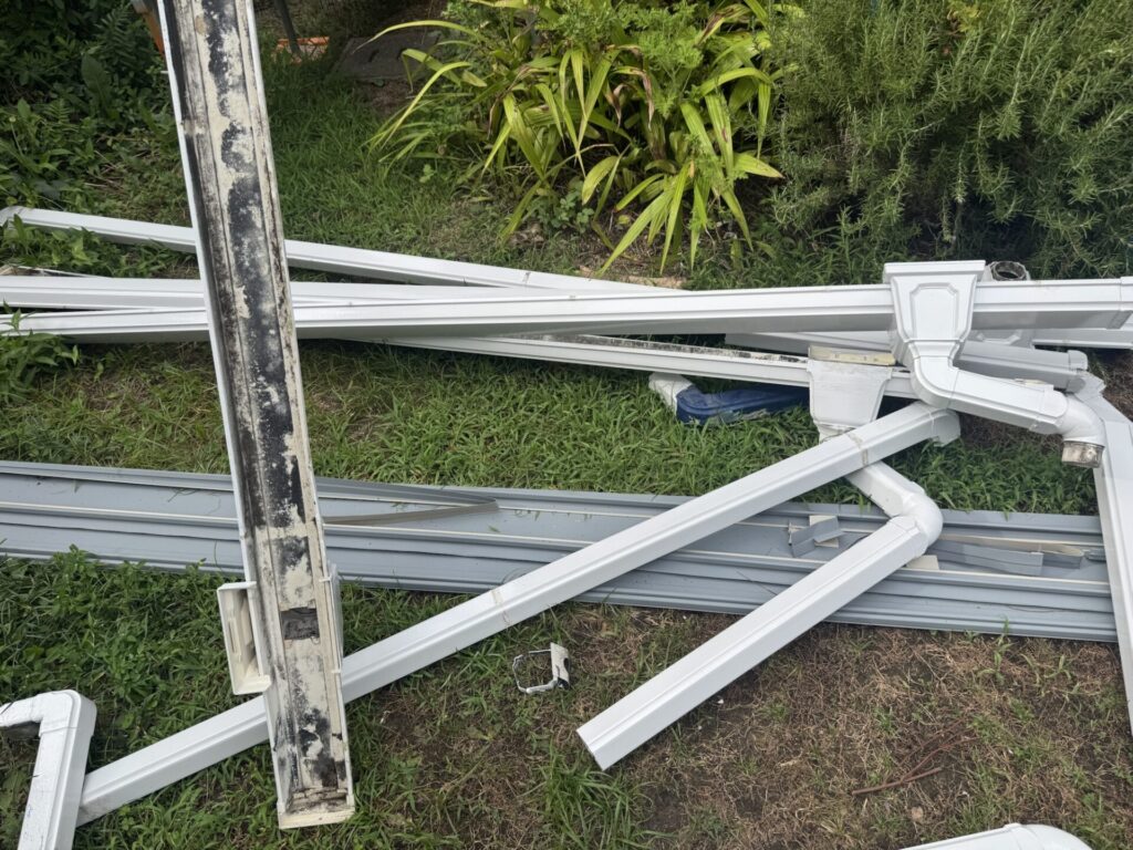 雨樋、金具もすべて撤去しました