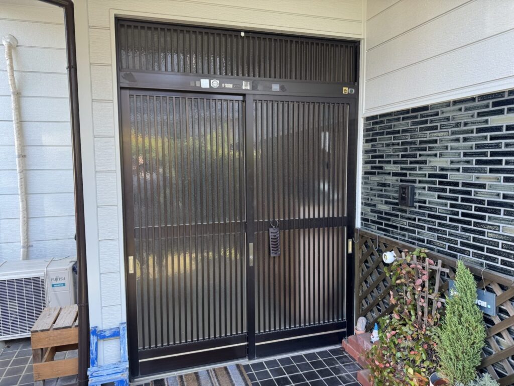 リクシル　玄関ドアカバー工事　 施工前