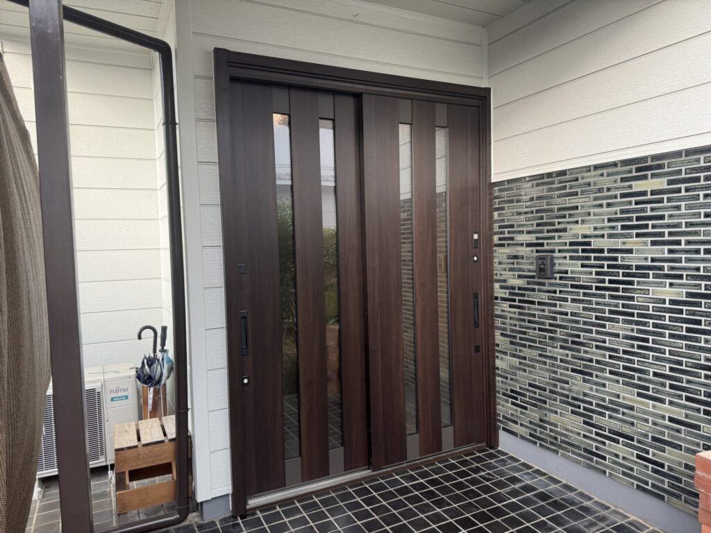熊本県合志市 リクシル　玄関ドアカバー工事　
