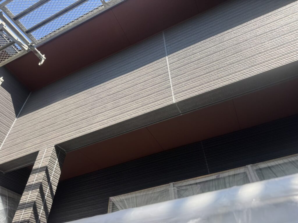 熊本市東区　黒系から茶系に軒天塗装中