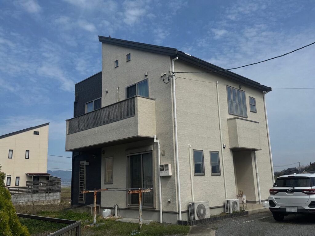 外壁・屋根塗装 外壁の色を黒系ワントーンに 日本ペイントの無機塗料で4度塗り施工 目地共色施工 施工前