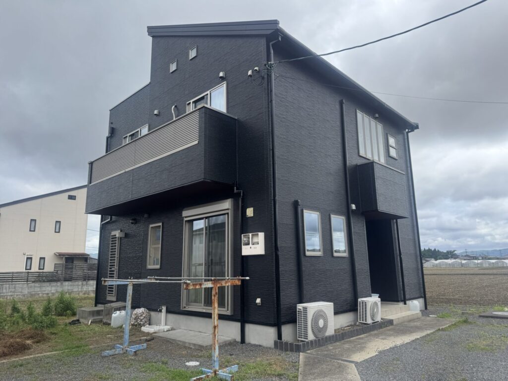 熊本県宇城市 外壁・屋根塗装　外壁の色を黒系ワントーンに　日本ペイントの無機塗料で４度塗り施工　目地共色施工